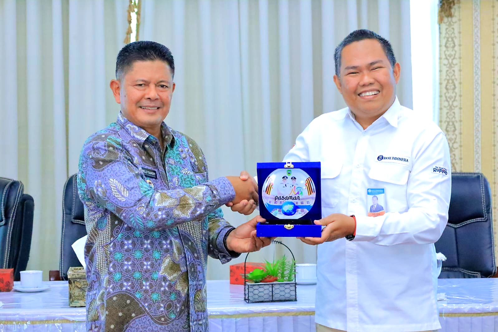 Bupati Pasaman, Welly Suhery bersama Deputi Kepala Perwakilan BI Prov Sumbar, Sudarta